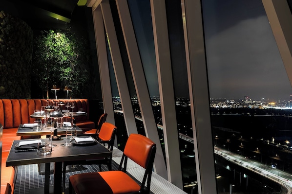 3 restaurants; breakfast, lunch and dinner served 