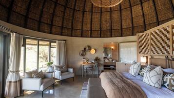 Sengetøy av topp kvalitet, dundyner, minibar og safe på rommet