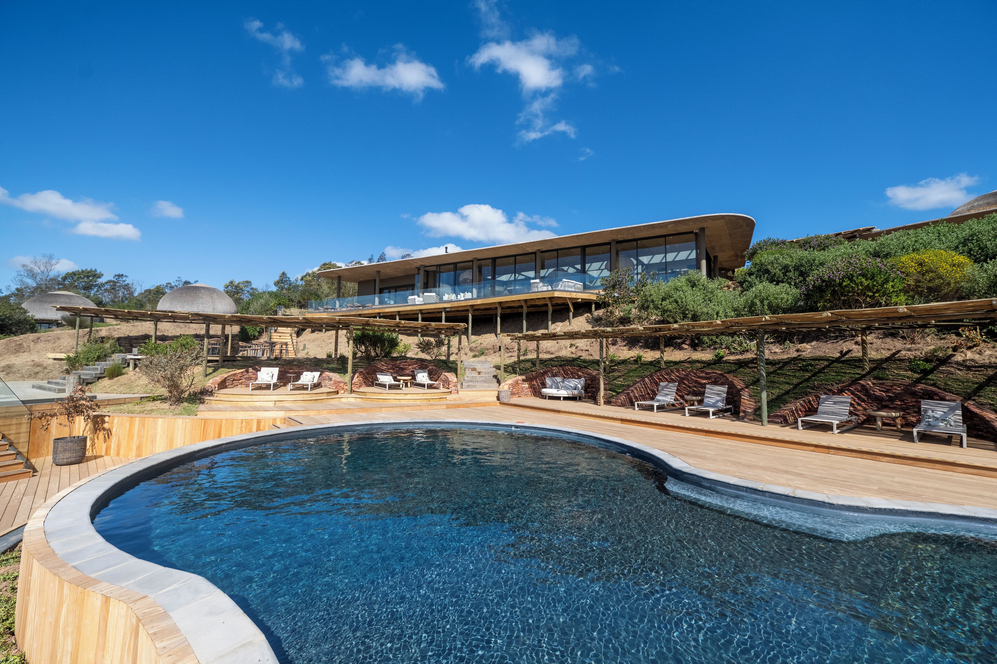 2 utendørsbassenger, bassengparasoller og solsenger