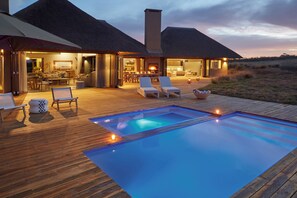 Luxury Villa (Ulubisi) | Living area - Gondwana Game Reserve (Mossel Bay)