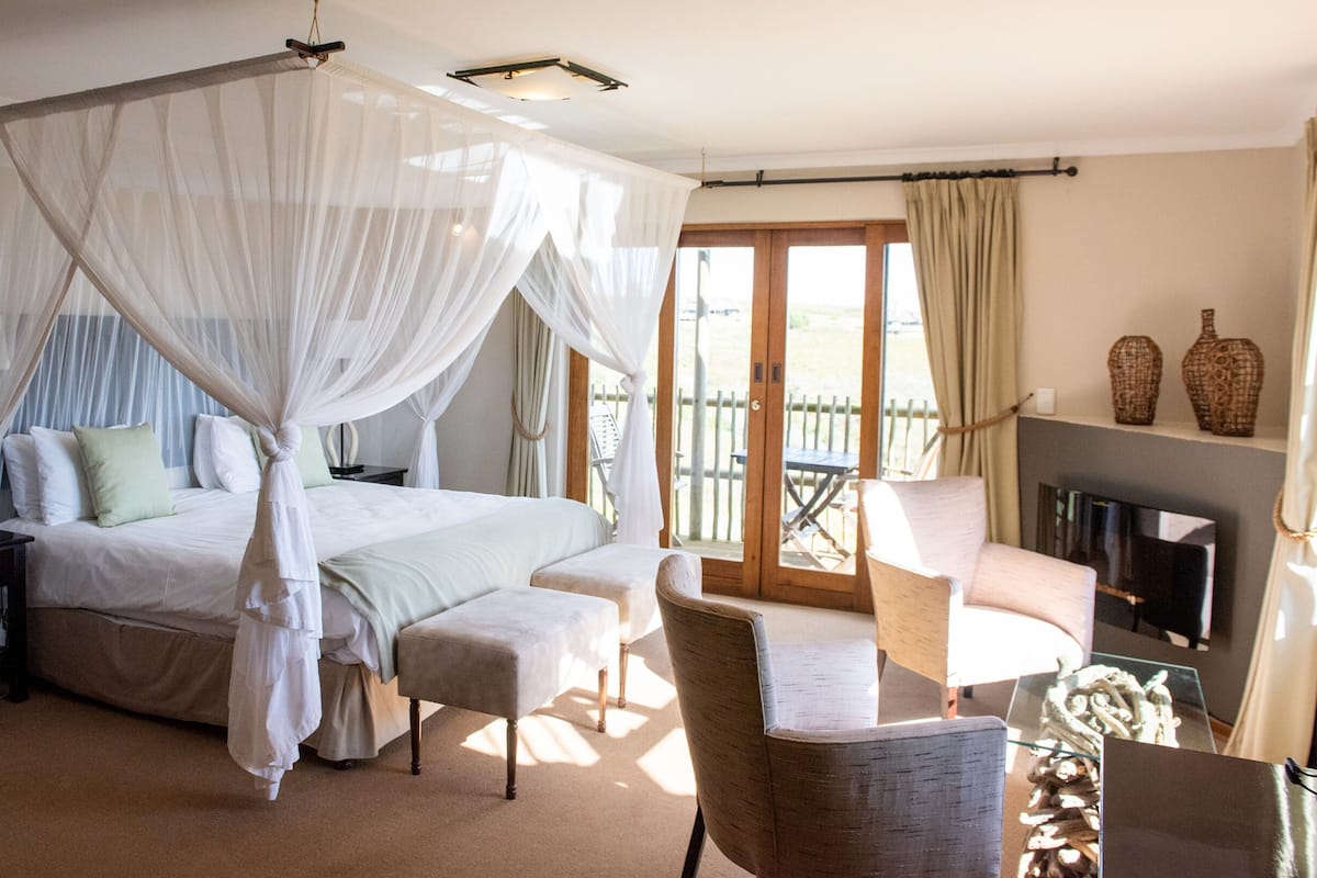 3 bedrooms, premium bedding, down comforters, minibar