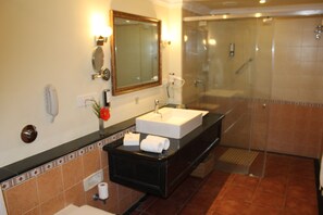 Suite (Fortune Suite Room) | Badezimmer | Kostenlose Toilettenartikel, Haartrockner, Bademäntel, Handtücher