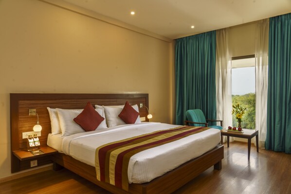 Deluxe Room (Deluxe Room) | Minibar, in-room safe, desk, soundproofing