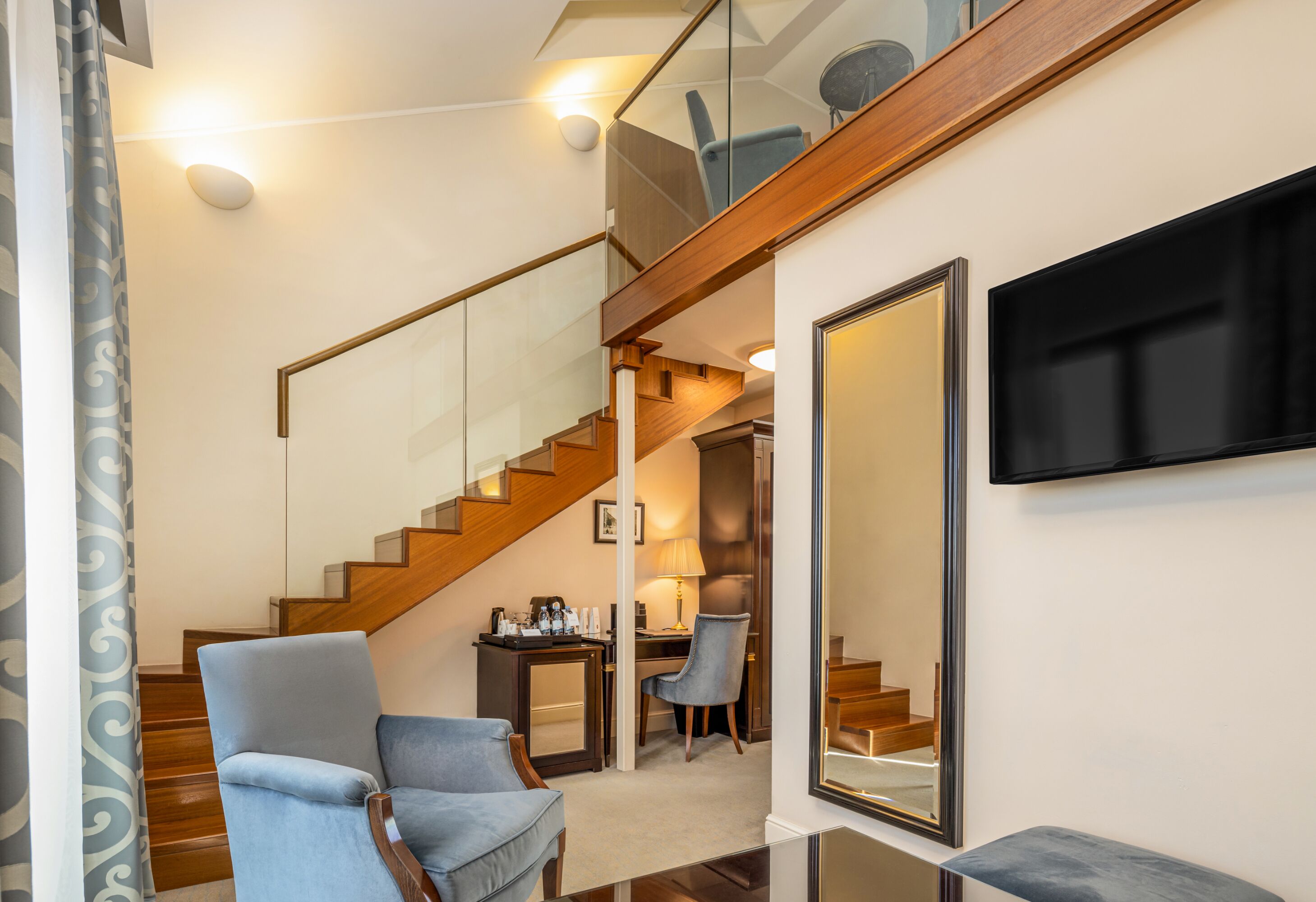 Un intérieur moderne avec un escalier, un bureau et une chaise.