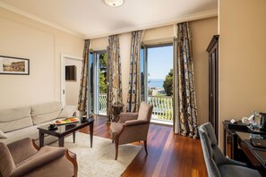 Executive Suite | Hypo-allergenic bedding, minibar, in-room safe, desk - Hotel Park (Split)