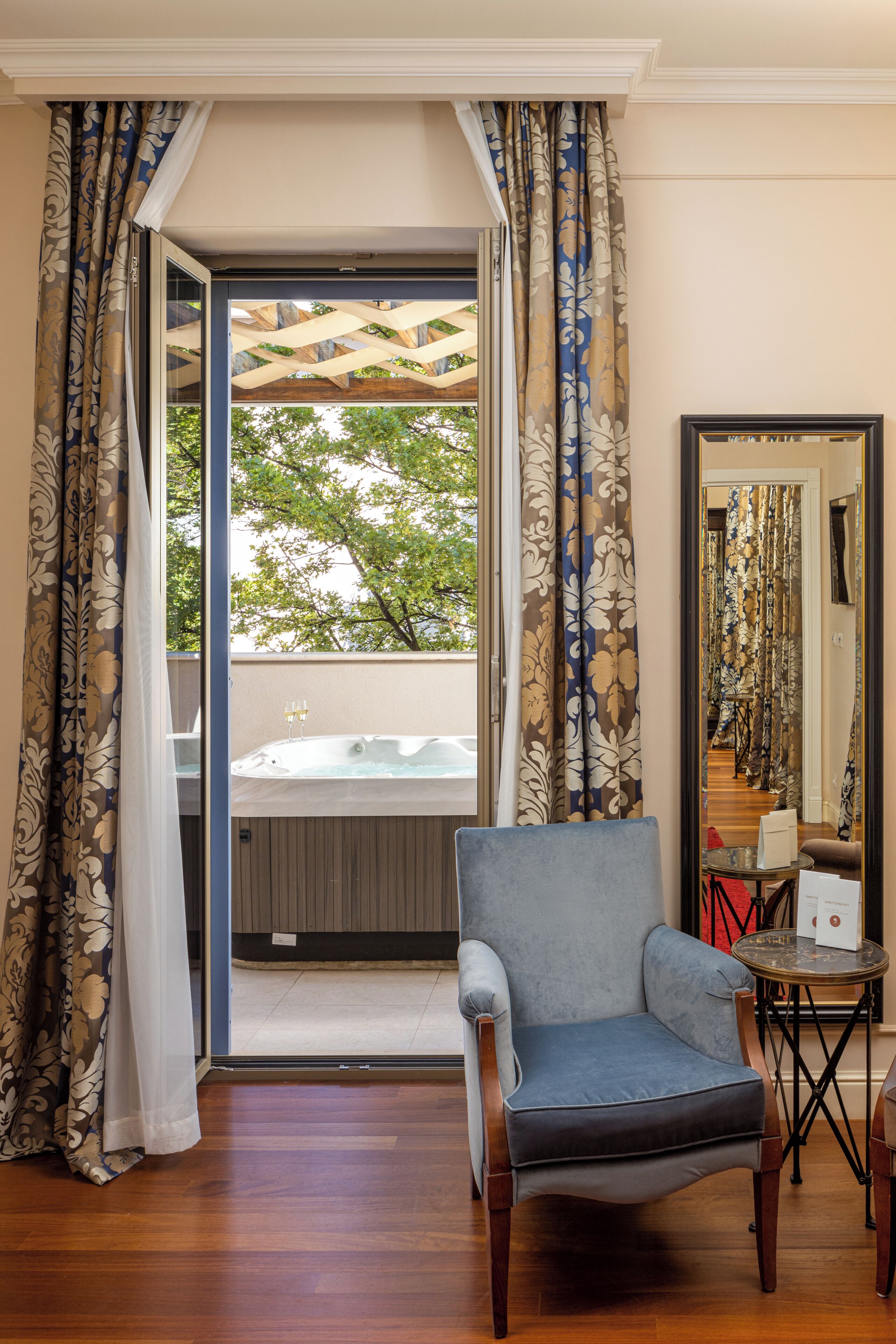 executive suite | 2 bedrooms, hypo-allergenic bedding, minibar, in-room safe