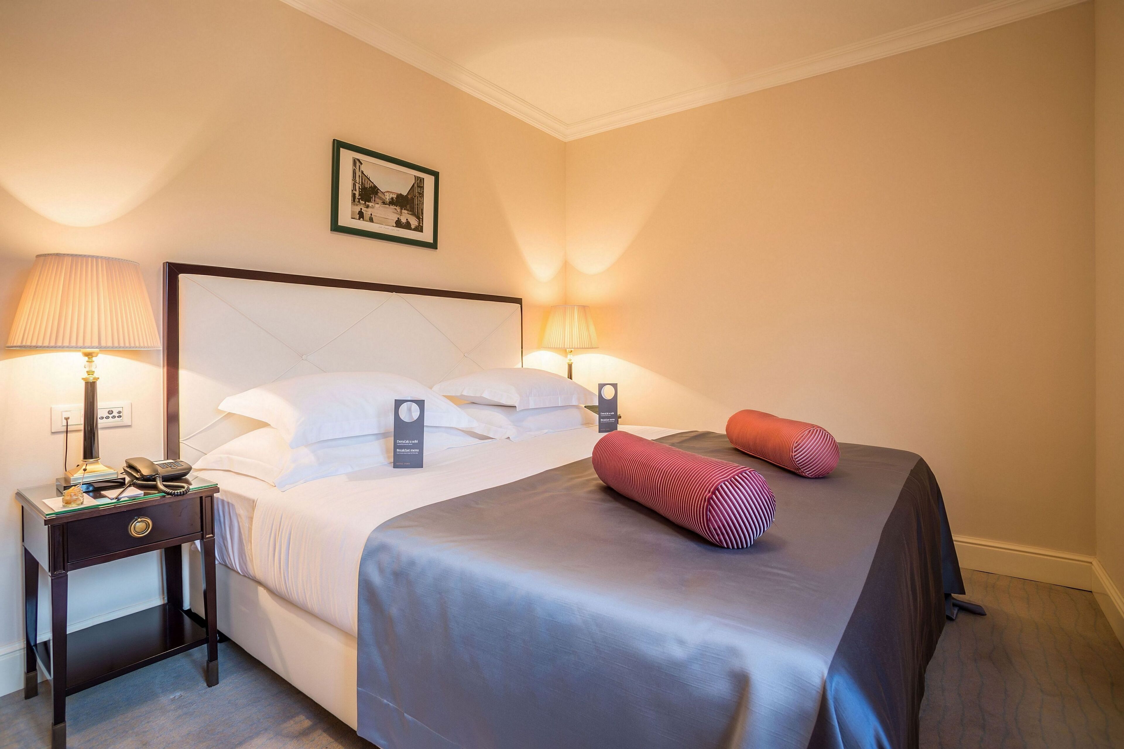 Allergikerbettwaren, Minibar, Zimmersafe, Schreibtisch