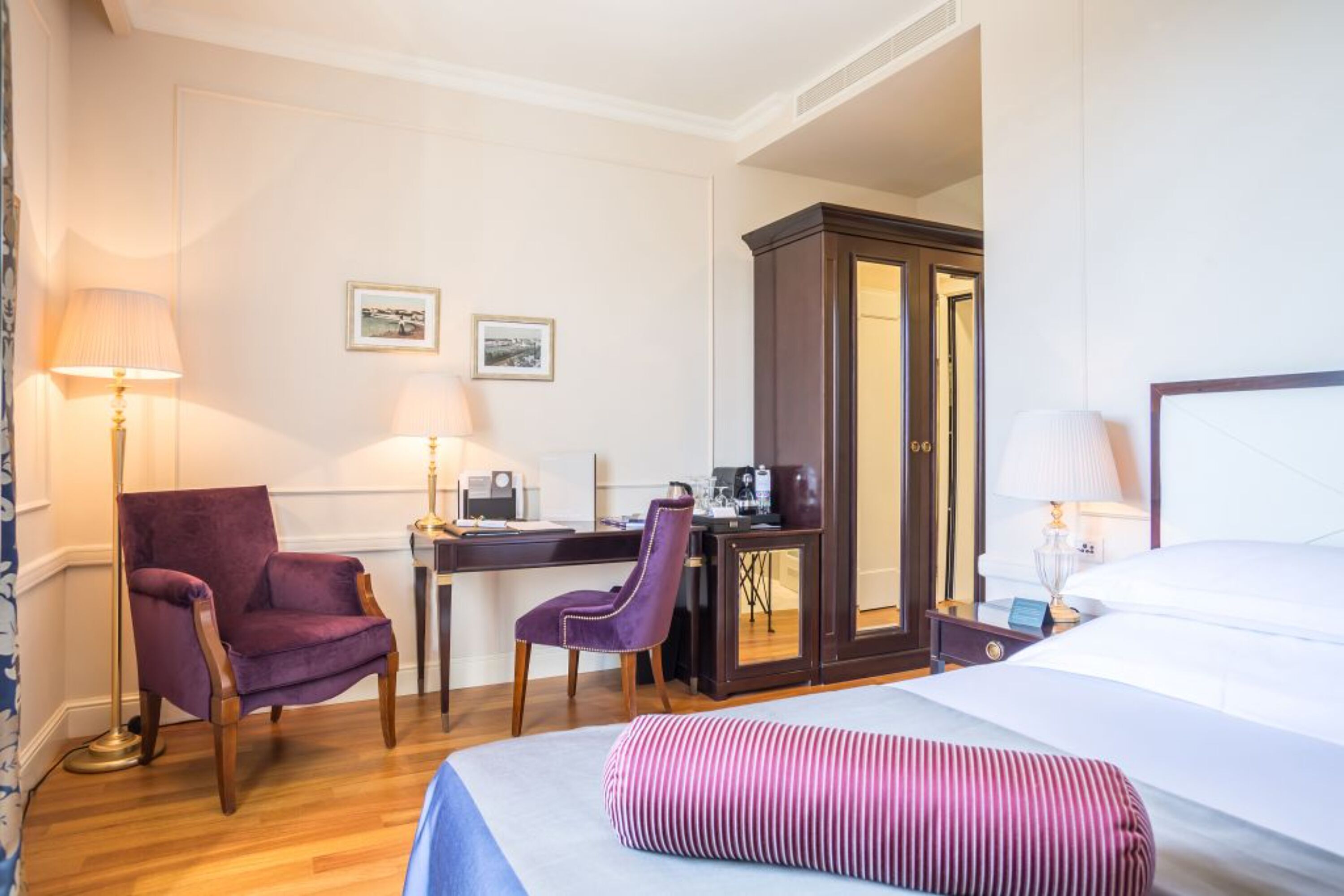 Allergikerbettwaren, Minibar, Zimmersafe, Schreibtisch