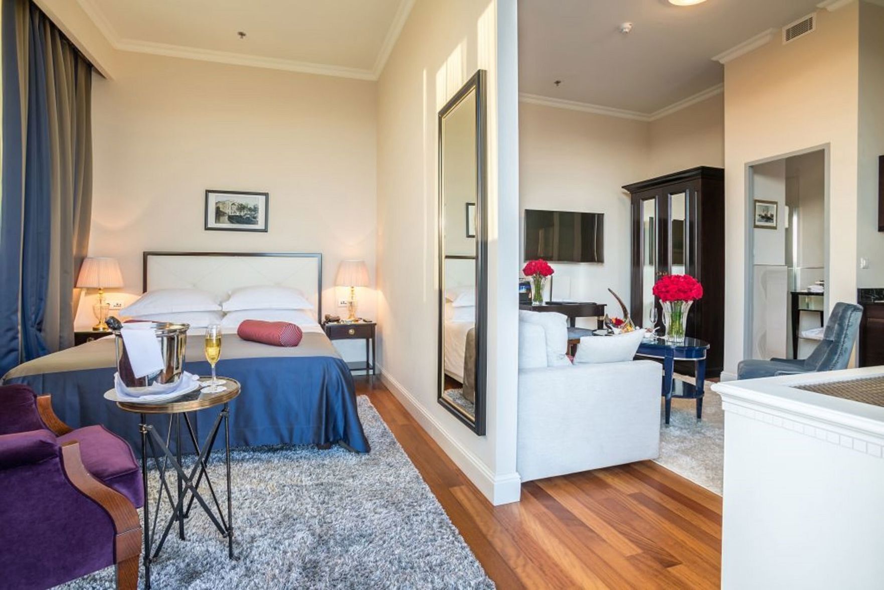 Allergikerbettwaren, Minibar, Zimmersafe, Schreibtisch