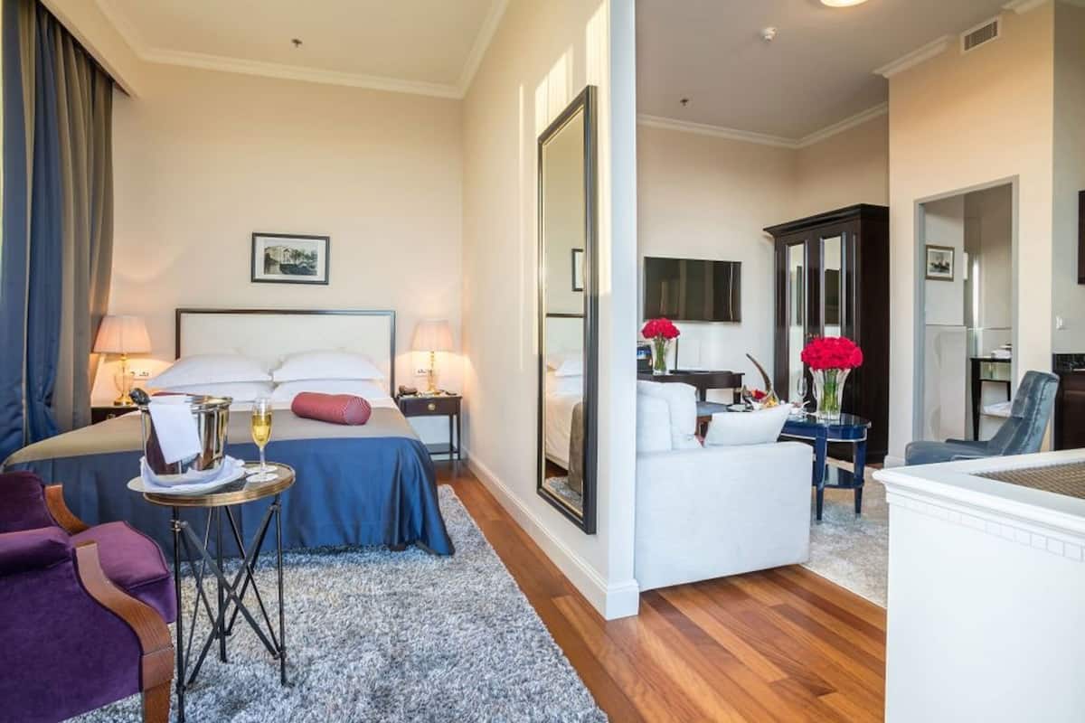 Allergikerbettwaren, Minibar, Zimmersafe, Schreibtisch