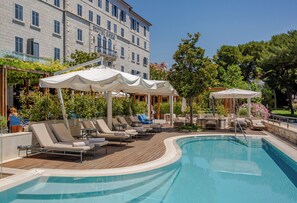 Outdoor pool, sun loungers