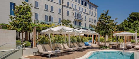 Piscina a l'aire lliure i gandules