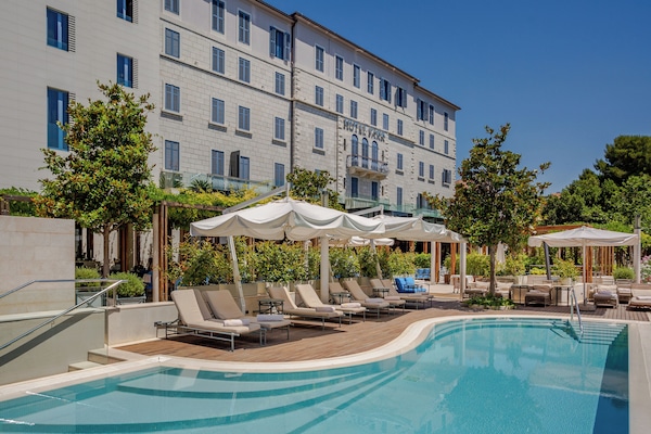 Kolam renang outdoor, dengan kursi berjemur