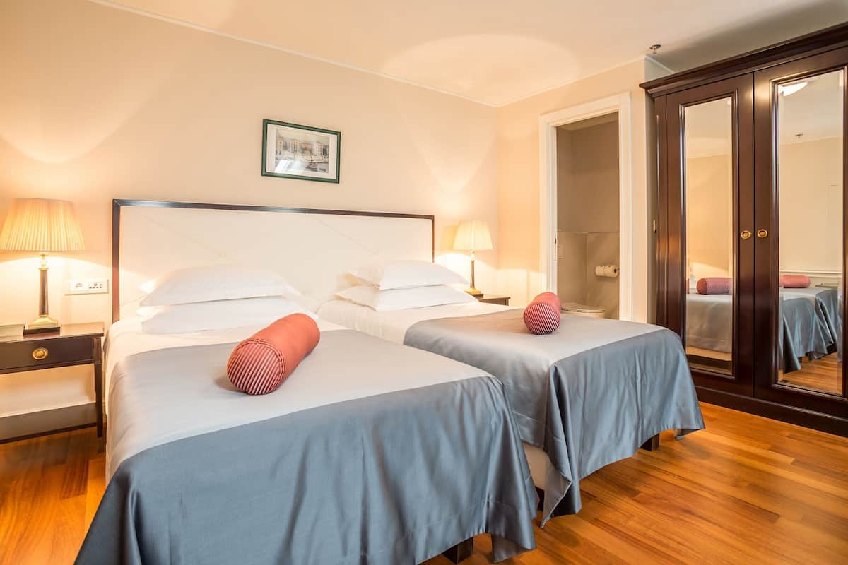 Allergikerbettwaren, Minibar, Zimmersafe, Schreibtisch