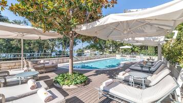 Utendørsbasseng og solsenger