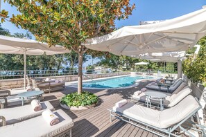 Outdoor pool, sun loungers - Hotel Park (Split)