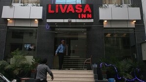 Um edifício moderno com uma placa indicando 'LIVASA INN'.