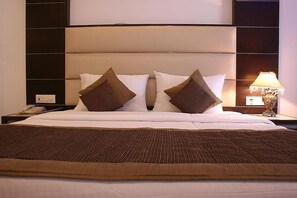 In-room safe, desk, blackout curtains, iron/ironing board - Hotel Livasa Inn (New Delhi)