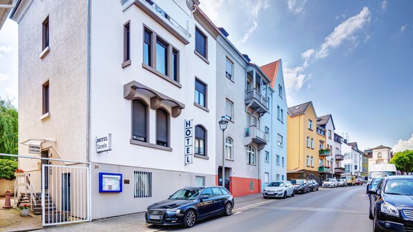 Ein Hotel mit moderner Fassade, zahlreichen Fenstern und einem gut erkennbaren Eingang.