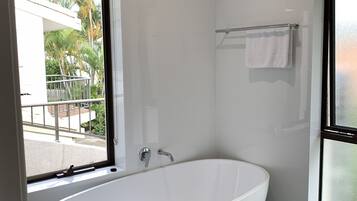 Luxury Apartment, 3 Bedrooms | Bathroom | Deep-soaking bathtub, hair dryer, towels, toilet paper