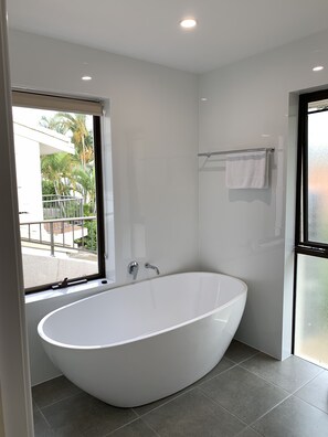 Appartement Luxe, 3 chambres | Salle de bain | Baignoire relaxante profonde, sèche-cheveux, serviettes fournies