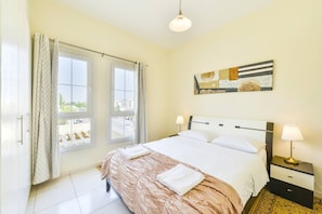 Villa Familiale, 4 chambres, vue lac | Coffres-forts dans les chambres, fer et planche à repasser