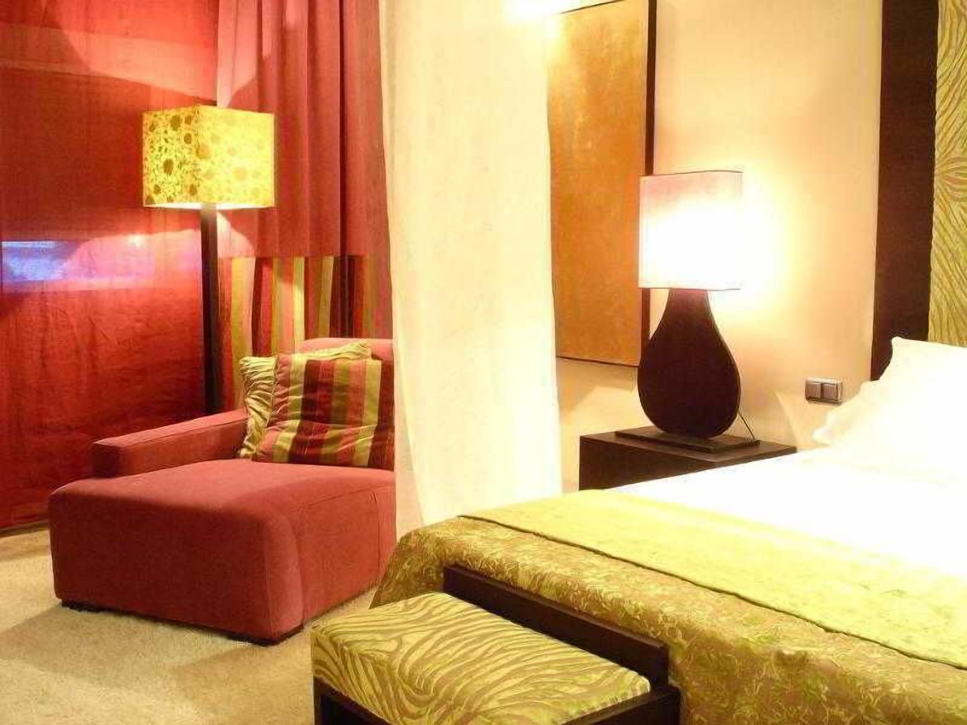 In-room safe, soundproofing, free WiFi