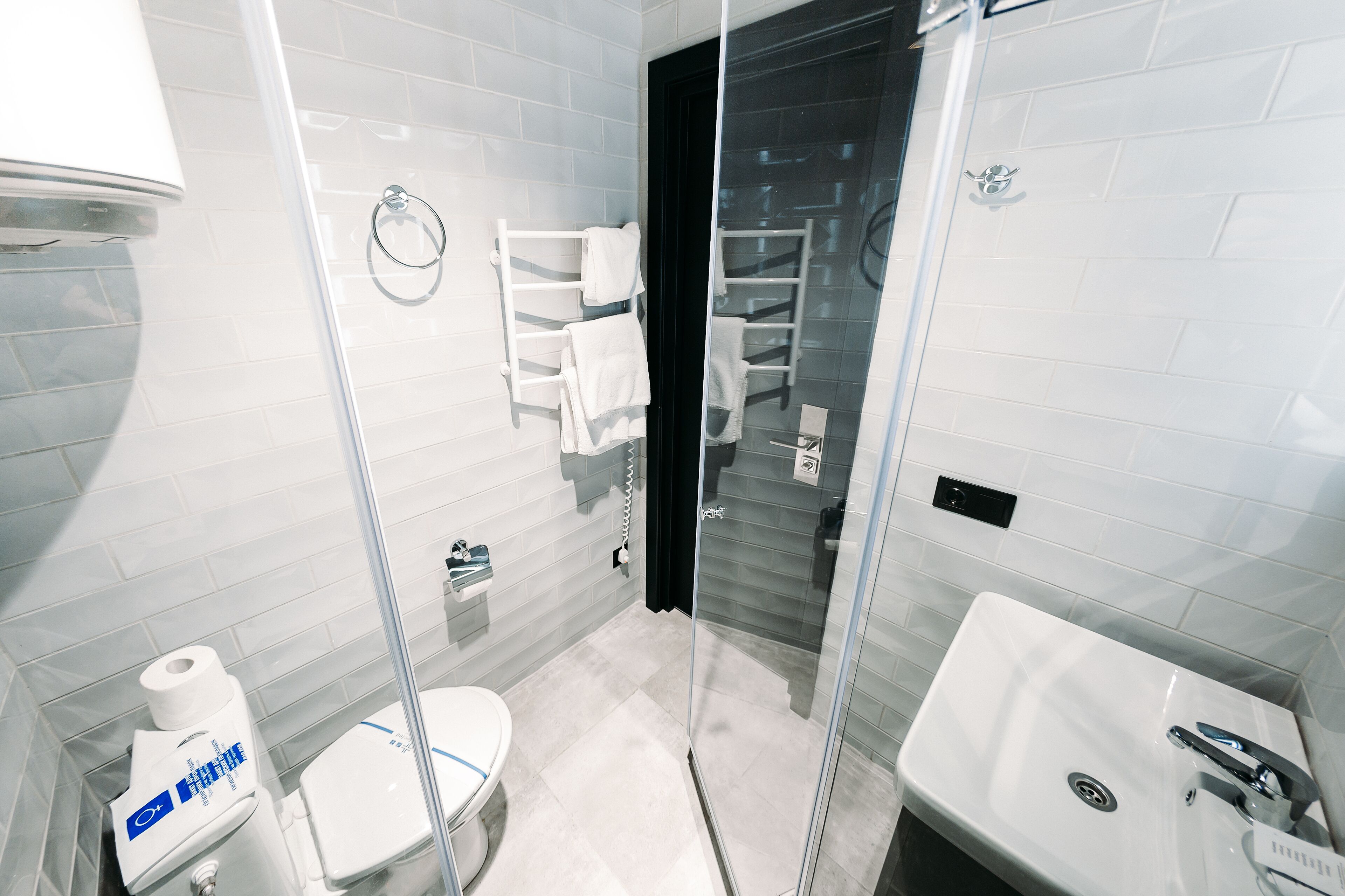 shower, rainfall showerhead, free toiletries, hair dryer