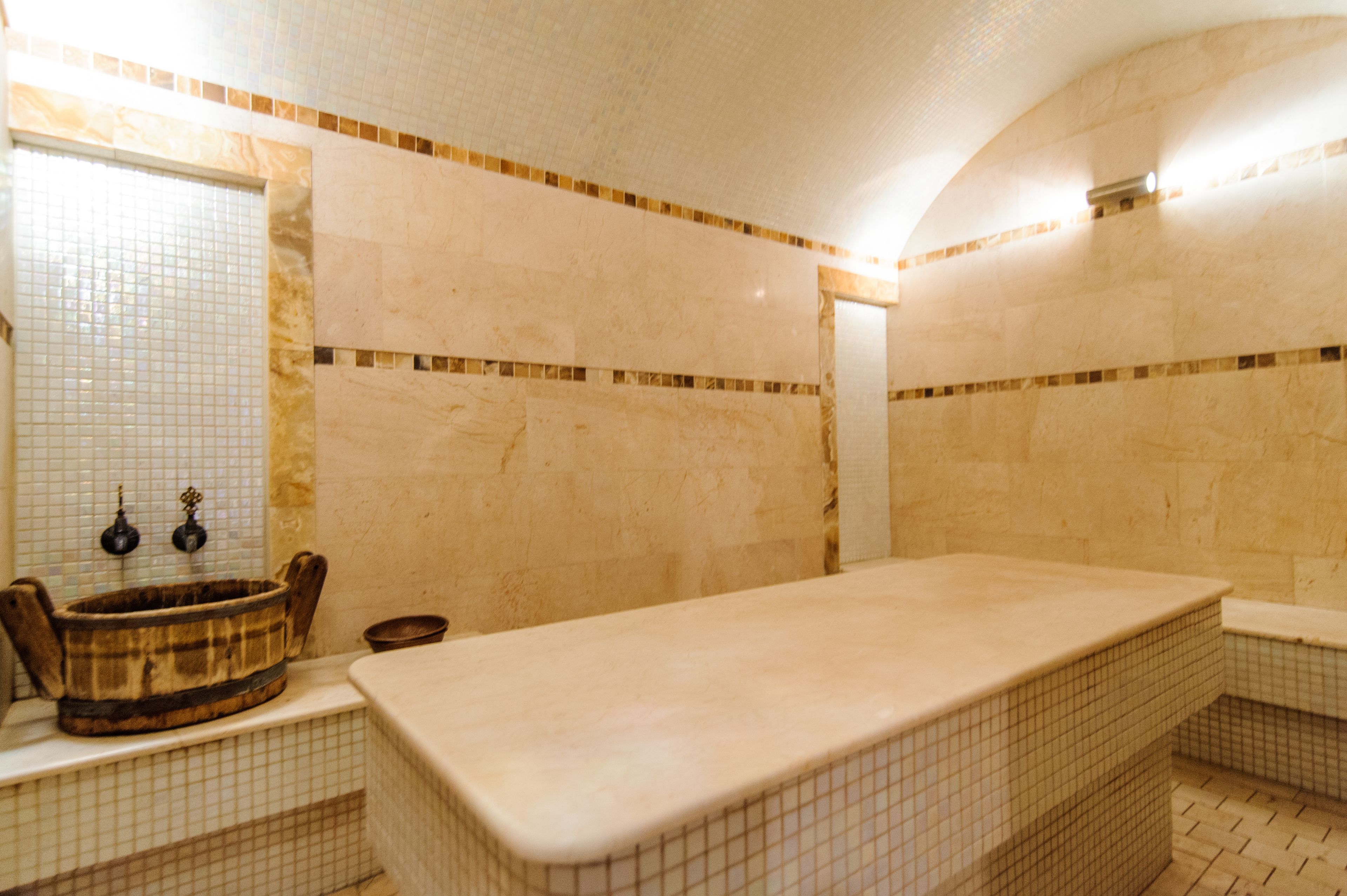 Ein Badezimmer mit einer Badewanne, einem Waschbecken und einem Spiegel.