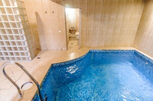 Una piscina cubierta