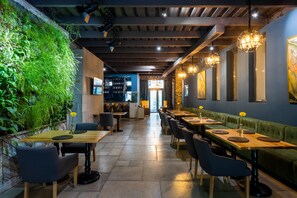 Breakfast, lunch, dinner served; Thai cuisine