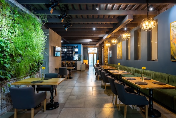 Breakfast, lunch, dinner served; Thai cuisine