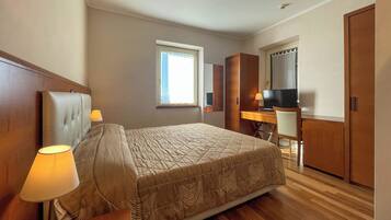 Superior-dobbeltværelse | Premium-sengetøj, dundyner, minibar, pengeskab på værelset