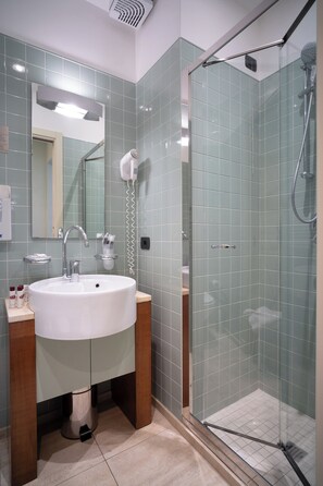Superior Triple Room | Bathroom | Shower, free toiletries, hair dryer, bidet