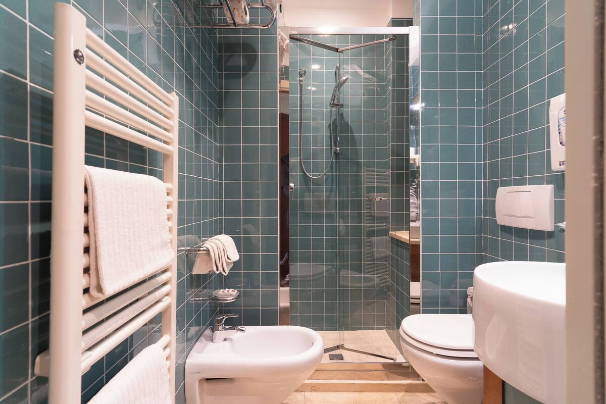 classic triple room | bathroom | shower, free toiletries, hair dryer, bidet