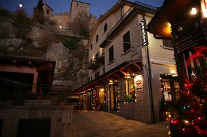 住宿正面 - 傍晚/夜晚