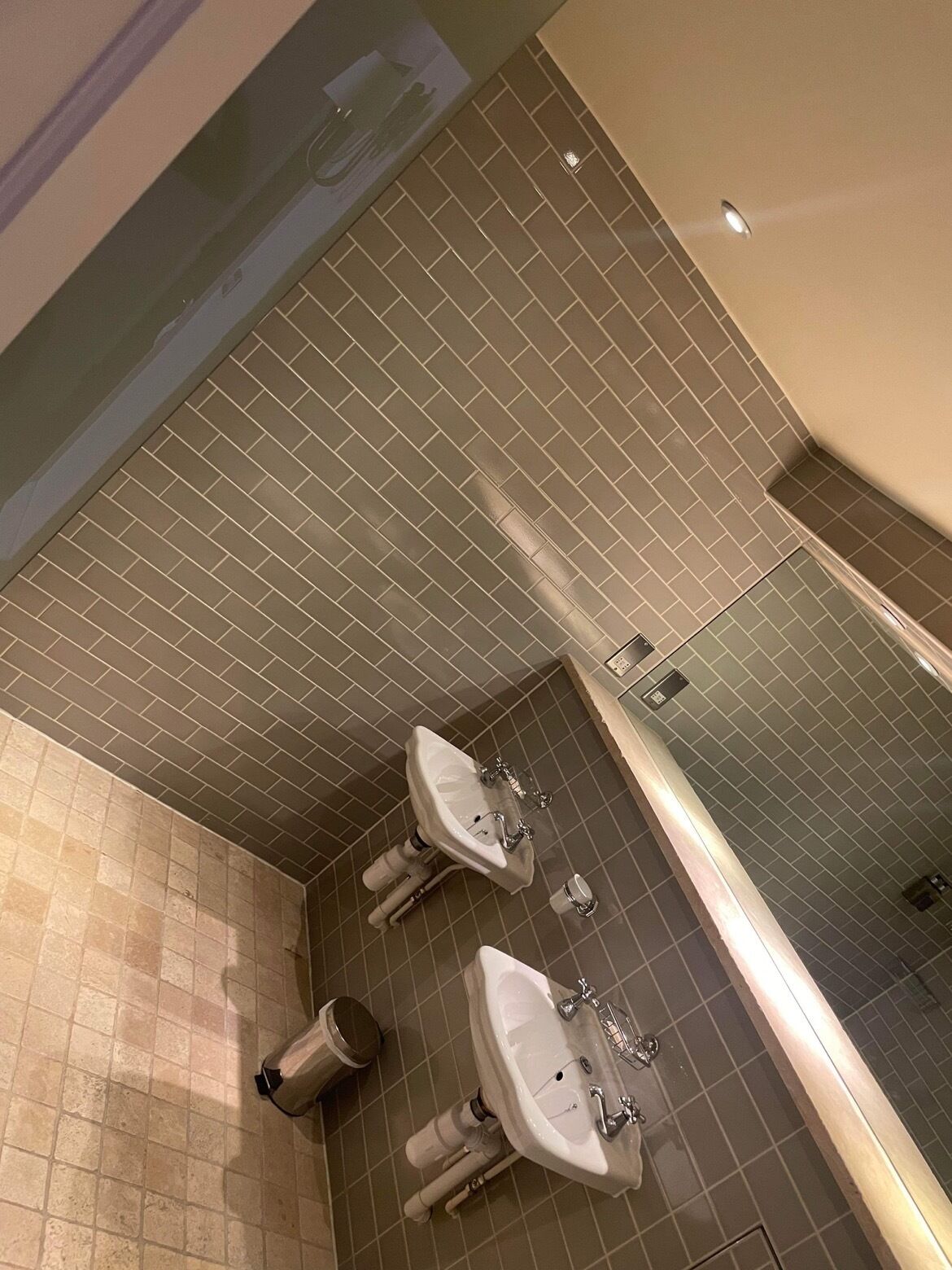 Ein Badezimmer mit zwei Waschbecken, einem Spiegel und einer Toilette.