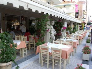 Aperto a colazione, pranzo e cena, cucina locale