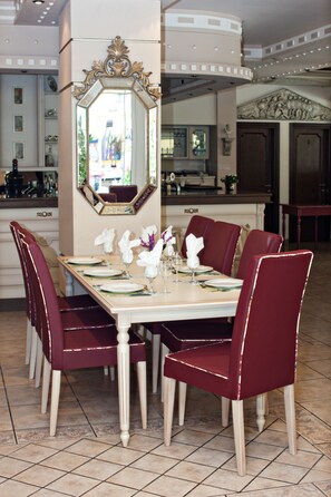 Breakfast, lunch, dinner served; local cuisine  - Parthenon Art Hotel (Katerini)