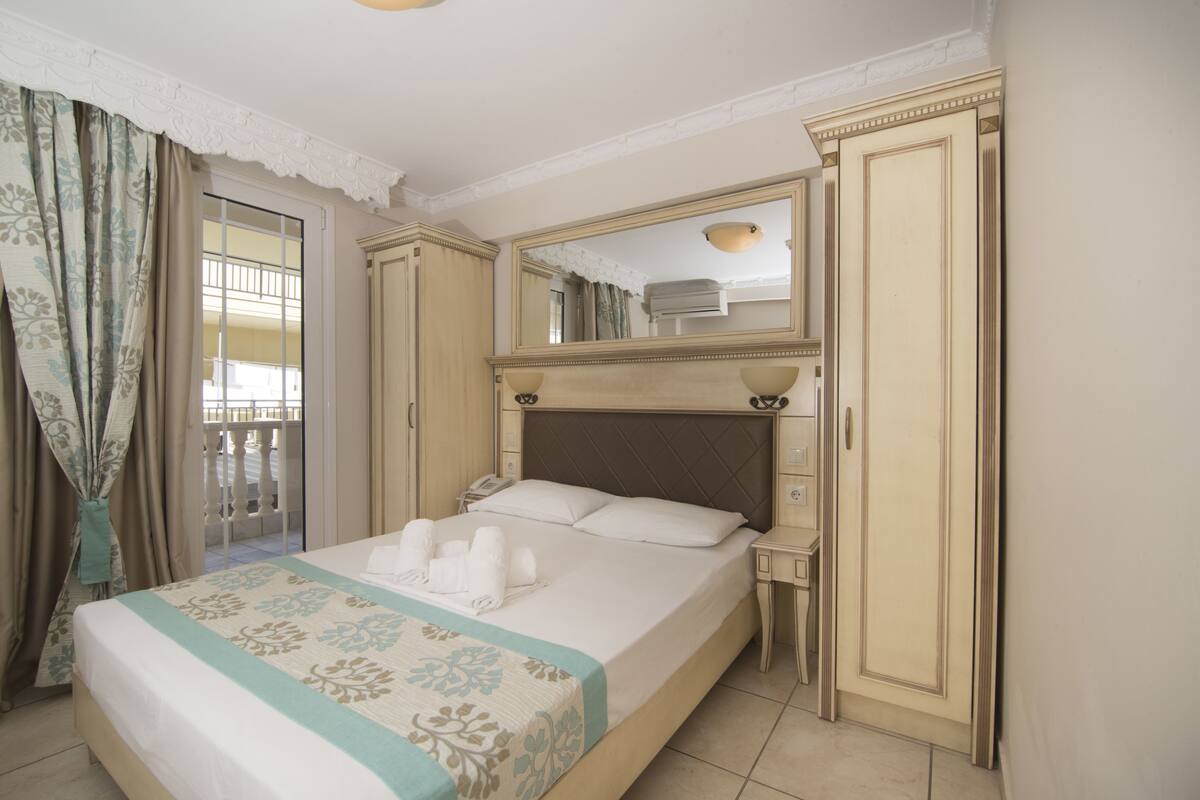 Frigobar, cofres nos quartos, escrivaninha, quartos à prova de som