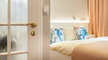 Een hotelkamer met een bed, een raam en een deur.