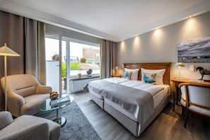 Studio – exclusive (250m from the beach) | Sengetøy av topp kvalitet, safe på rommet og individuelt innredet