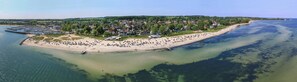 Nær stranden og strandhåndklær