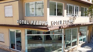 A hotel with a sign reading "HOTEL PELAYO HOTEL PELAYO". - Hotel Pelayo (Mar del Plata)