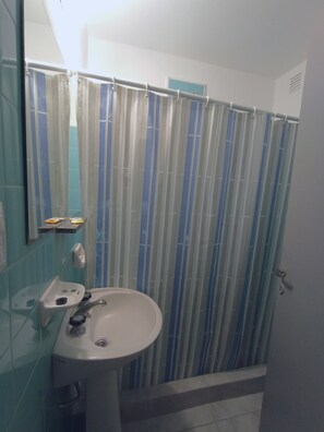 Een douche, handdoeken