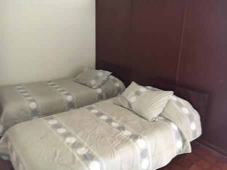 Cubrecamas, espacio para trabajar con laptop y wifi gratis