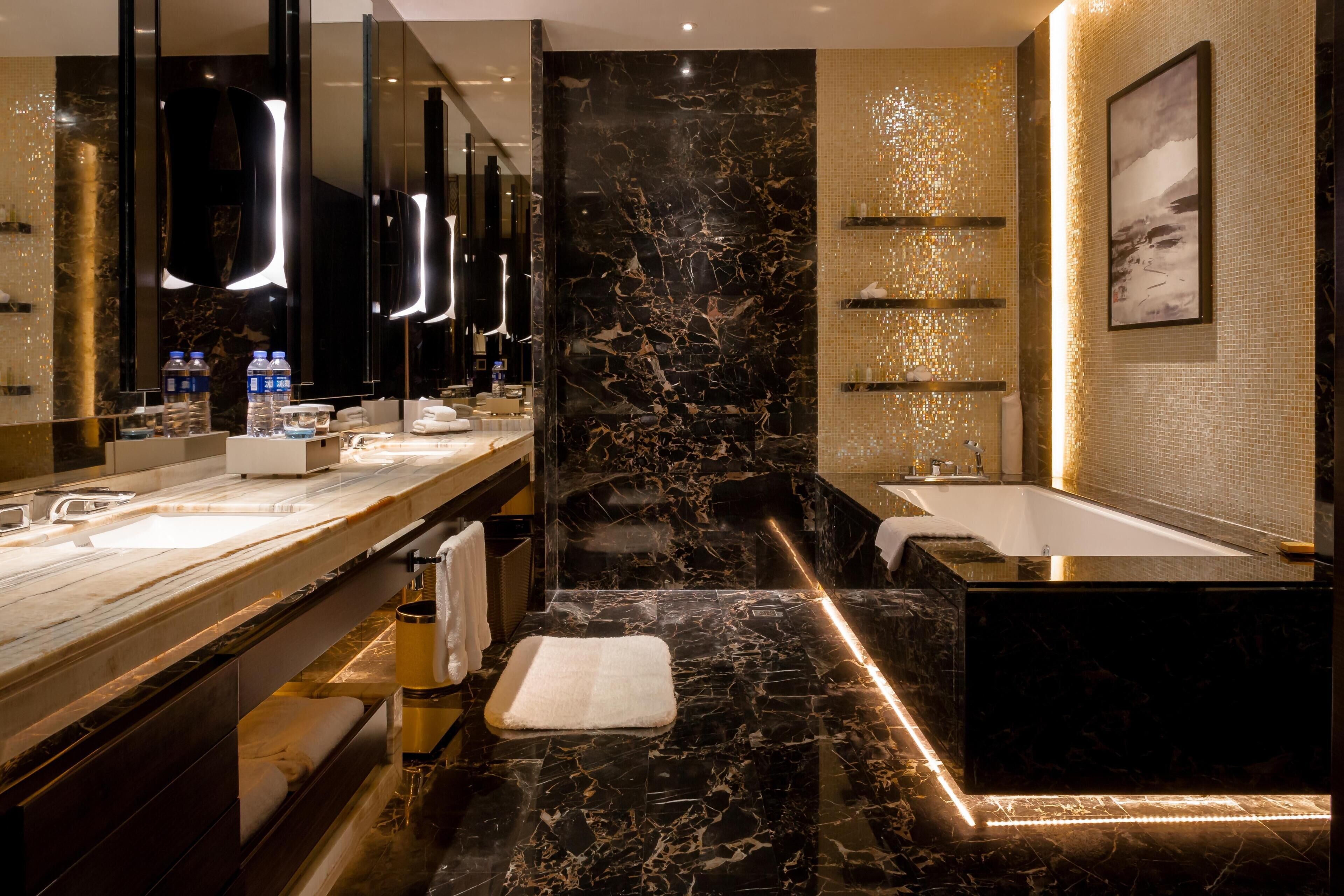 Suite Presidensial | Kamar mandi | Bathtub dan shower terpisah, bathtub besar,  dan pancuran hujan