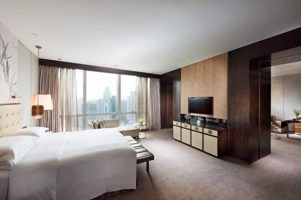 1 bedroom, down comforters, minibar, in-room safe