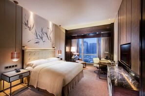 Deluxe Room, 1 King Bed | 1 bedroom, down comforters, minibar, in-room safe - Hilton Shenzhen Futian (Shenzhen)