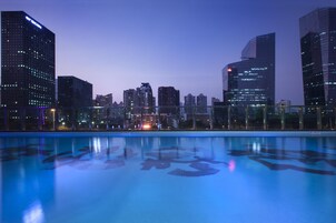 室外游泳池，日光浴躺椅